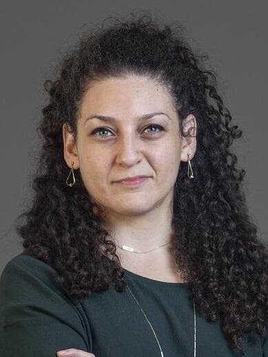 הפסיכולוגית לארה שיהיי, שכיהנה כנשיאת אחת מחטיבות APA
