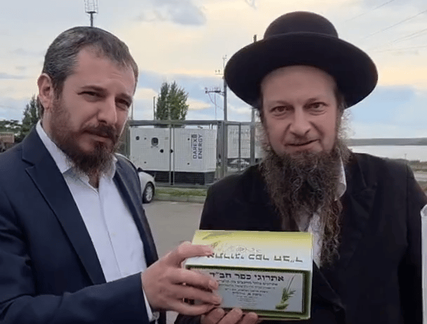 ושמחת בחגך. יונתן קרלינסקי מקבל אתרוג משליח חב"ד יונתן קרלינסקי חסיד ברסלב בעל אזרחות כפולה שנעצר בגבול לאחר שובו מאומן
