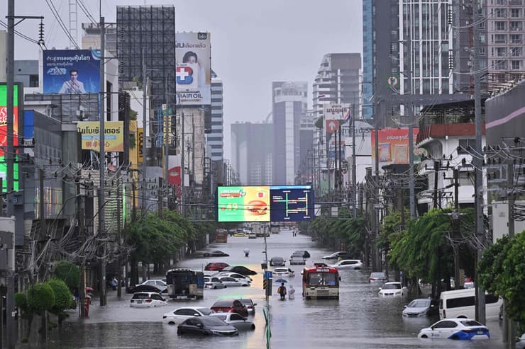 שיטפונות בבנגקוק, תאילנד (צילום: Lillian SUWANRUMPHA / AFP) שטפנות בבנגקוק, תאילנד