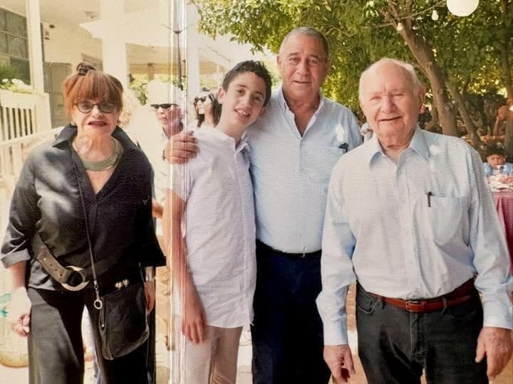 שביט (מימין) בתמונה שפרסם ראש העיר נס ציונה בוקסר, שעומד משמאלו (צילום: פייסבוק) אהרון 'יאלו' שביט ז"ל
