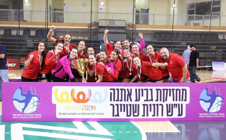 האדומות של אשדוד על הפודיום (צילום: הדר ואן קולא) גמר גביע ווינר כדוריד