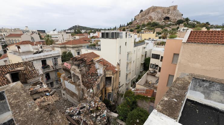 הבניין שקרס - בלב המרכז התיירותי (צילום: AP Photo/Yorgos Karahalis) זירת קריסת מבנה ישן בעקבות פיצוץ באתונה