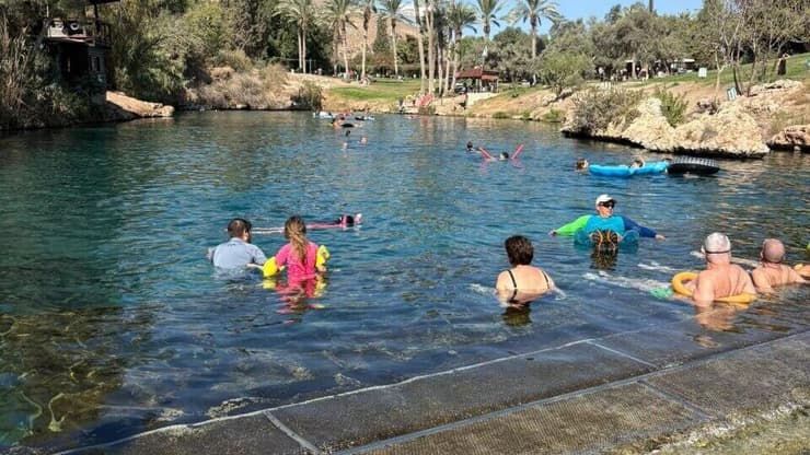 טובלים בגן השלושה (צילום: אסף דורי, רשות הטבע והגנים) מטיילים בגן השלושה