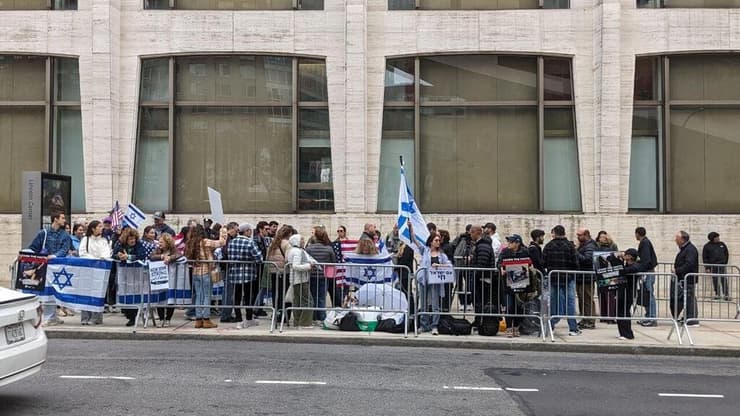 ההפגנה מחוץ להקרנת "נז"א" בניו יורק (צילום: אמיר בוגן) ההפגנה מחוץ להקרנת "נז"א" בניו יורק