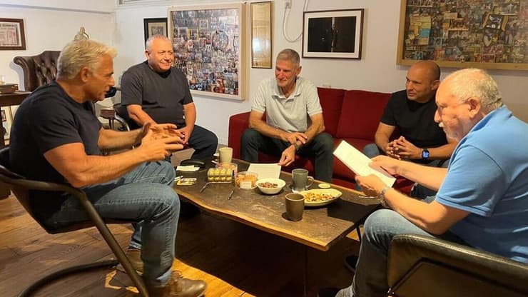 "לא בכיס שלהם". ראשי מפלגות האופוזיציה (צילום: ליהיא לפיד) הפגישה בביתו של יאיר לפיד