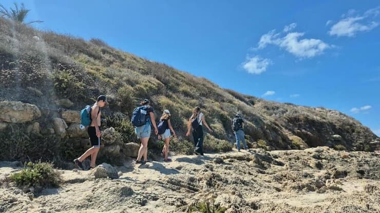 מטיילים בגן הלאומי תל דור (צילום: רינת רוסו, רשות הטבע והגנים) מטיילים בגן לאומי תל דור