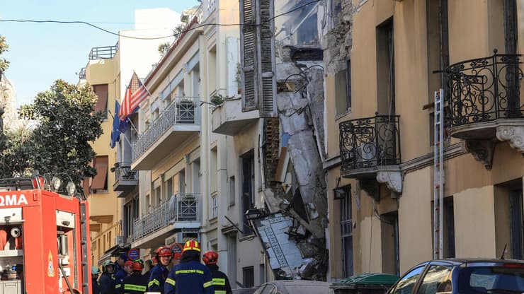נזק לבניינים הסמוכים (צילום: REUTERS/Louisa Gouliamaki) זירת קריסת מבנה ישן בעקבות פיצוץ באתונה