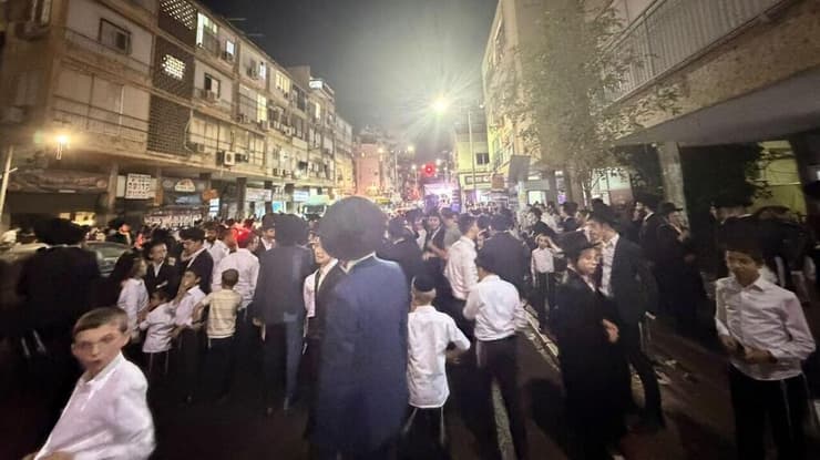 מאות בתהלוכה לכבוד 160 עריקים בבני ברק (צילום: קובי ישראל) תהלוכה לכבוד 160 עריקים בבני ברק