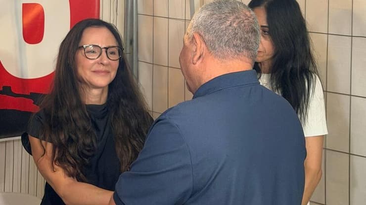 גדי איזנקוט מתקבל בסוכת המחאה איזנקוט בסוכת מחאה של בני משפחות חללים חטופים ושורדי שבי בכיכר החטופים