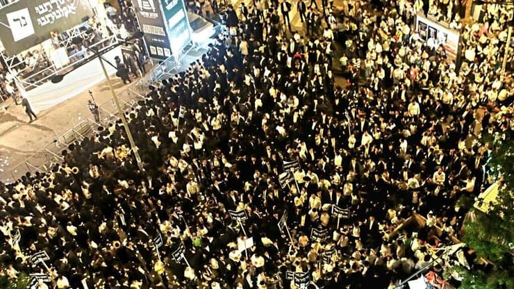 התהלוכה בבני ברק (צילום: יצחק ורדי ) תהלוכה לכבוד 160 עריקים בבני ברק
