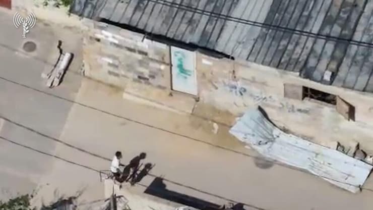 תיעוד של המחבל נעזר בילד כדי להעביר אמצעי לחימה (צילום: דובר צה"ל ) מחנות המרכז בעזה חושף כיצד ארגוני הטרור משתמשים בילדים כמגנים להעברת אמצעי לחימה