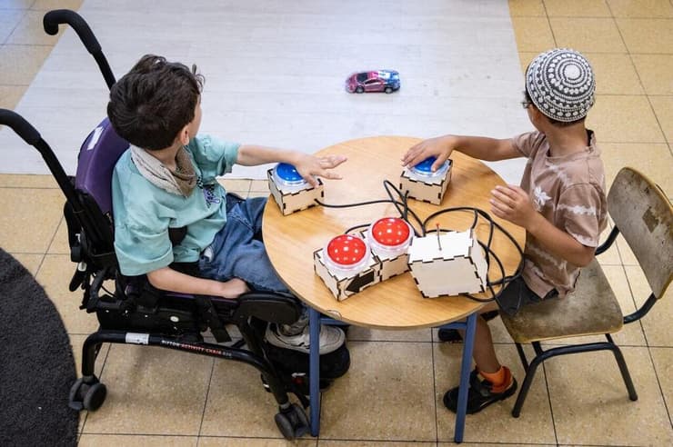 "החלק הכי טוב היה שהחברים השתדלו לדבר ולשחק איתי". שיר ובניה עם המשחק החדש (צילום: אלכס קולומויסקי) שיר ובניה עם המשחק החדש