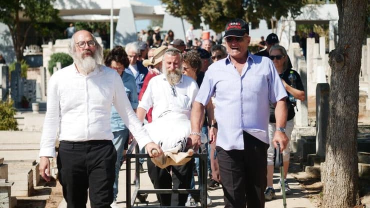 הלווייתו של יהודה אטלס (צילום: ירון שרון) הלווייתו של יהודה אטלס