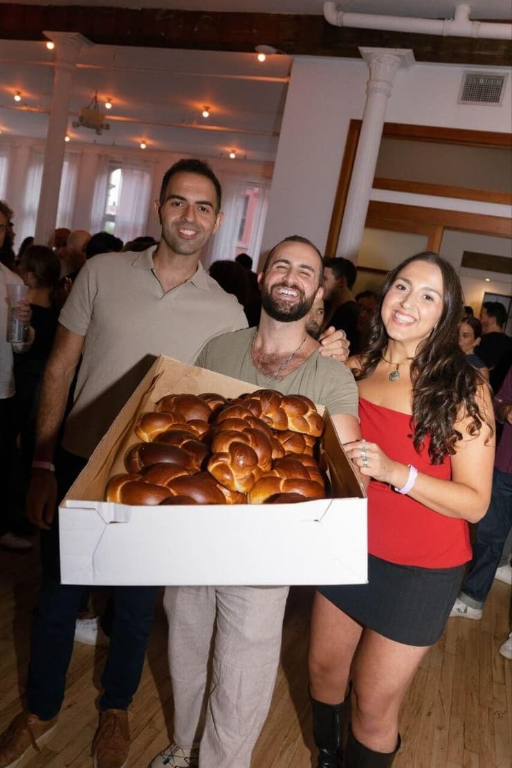 חלת שבת באירוע "הקיבוץ הראשון של ניו יורק" (צילום: Courtesy of Kibbutz NYC) חלת שבת באירוע "הקיבוץ הראשון של ניו יורק"