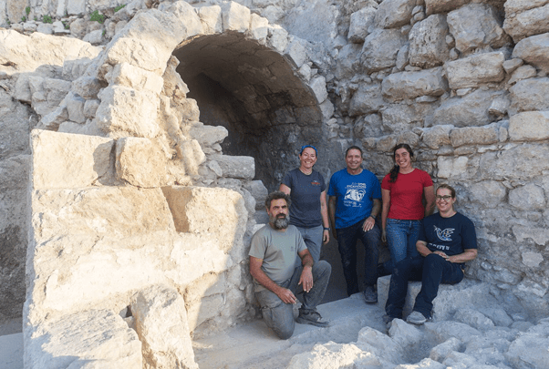 חברי הצוות בכניסה לאחד ממקוואות הטהרה שהתגלו במתחם הטהרה (צילום: אוברי מרקדו) חברי הצוות בכניסה לאחד ממקוואות הטהרה שהתגלו במתחם הטהרה