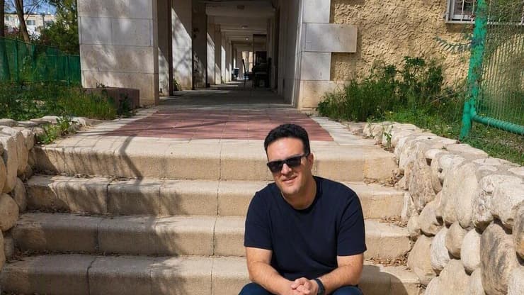 טל אל-על ליד הבניין שגדל בו בשכונה ד' בבאר שבע טל אל על ליד הבניין שגדל בו בשכונה ד' בבאר שבע