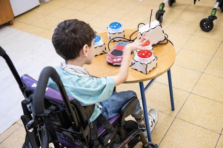 "למד מהר מאוד לתפעל אותה ביעילות". שיר והמשחק החדש (צילום: אלכס קולומויסקי) שיר ובניה עם המשחק החדש