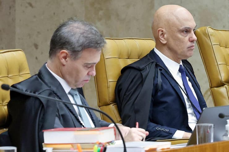 אלכסנדר דה מוראש ו אנדרה מנדוסה, שופטי ביהמ"ש העליון בברזיל (צילום: ROSINEI COUTINHO / BRAZILIAN SUPREME COURT / AFP) אלכסנדר דה מוראש ו אנדרה מנדוסה, שופטי ביהמ"ש העליון בברזיל