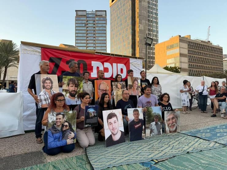 מיזם המחאה של משפחות נפגעי הטבח (צילום: סוכת המחדל ) סוכת מחאה של בני משפחות חללים חטופים ושורדי שבי