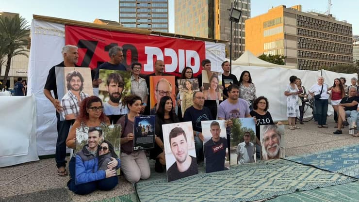 סוכת מחאה של בני משפחות חללים חטופים ושורדי שבי (צילום: סוכת המחדל ) סוכת מחאה של בני משפחות חללים חטופים ושורדי שבי