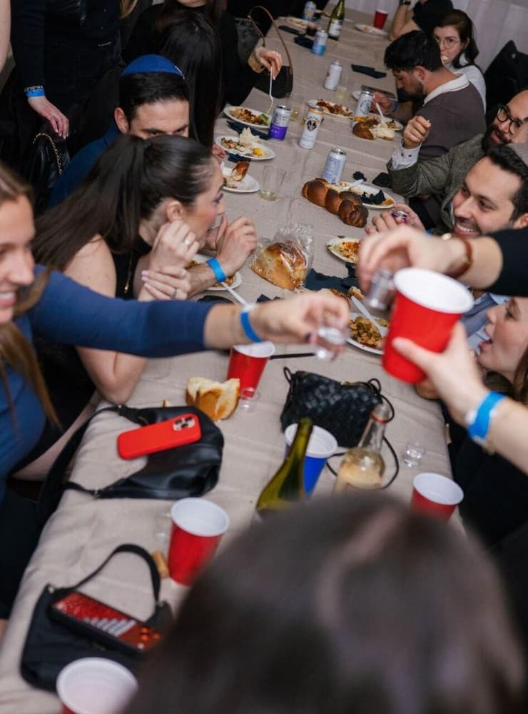 ארוחה כחלק מ"הקיבוץ הראשון של ניו יורק" (צילום: Courtesy of Kibbutz NYC) ארוחה כחלק מ"הקיבוץ הראשון של ניו יורק"