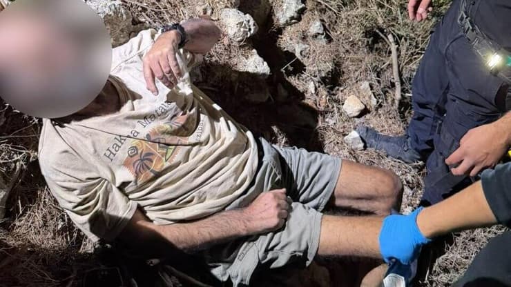 תיעוד החילוץ (צילום: דוברות המשטרה) חולץ אדם שנפל ביער באזור נתיב הפורצים בירושלים