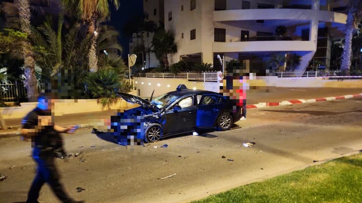 הזירה בנתניה שבה נהג רכב התנגש בניידת ופצע שוטר (צילום: דוברות המשטרה) הזירה בנתניה שבה נהג רכב התנגש בניידת ופצע שוטר