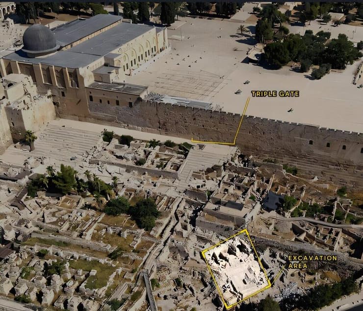 מתחם הטהרה המונומנטלי (למטה מימין), המדרגות המובילות ל"שער המשולש" ומסגד אל-אקצא (למעלה משמאל) (צילום: אמיל סדיקוב) מתחם הטהרה המונומנטלי (למטה מימין), המדרגות המובילות ל"שער המשולש" ומסגד אל-אקצא (למעלה משמאל)