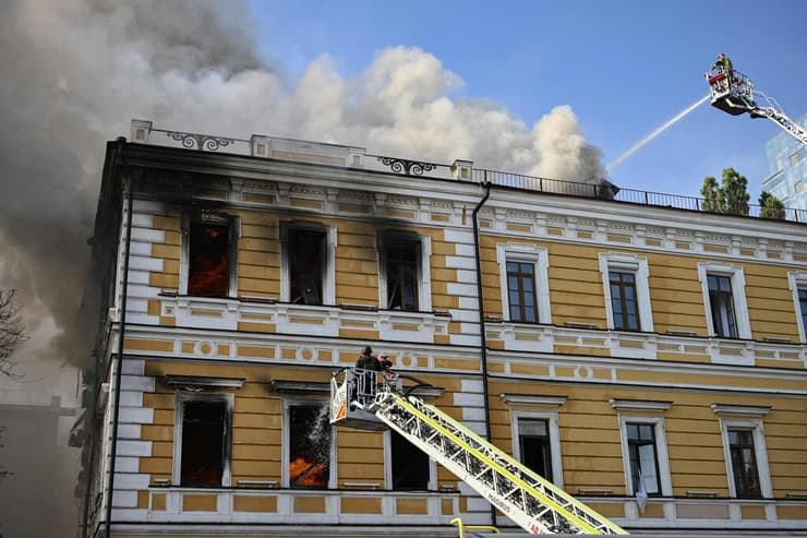 צילום: Genya SAVILOV / AFP שריפה במבנה האקדמיה הלאומית למדעים ב קייב אוקראינה אחרי מתקפת כטב"ם של רוסיה