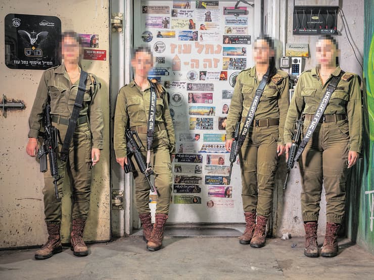 התצפיתניות על רקע דלת החמ"ל (צילום: יובל חן) התצפיתניות על רקע דלת החמ"ל