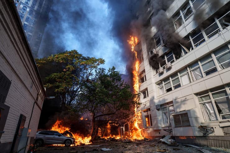 צילום: AP Photo/Evgeniy Maloletka בית חולים שעלה באש ב קייב אוקראינה מתקפת כטב"ם של רוסיה
