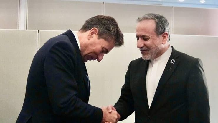 בכיר האו"ם טום פלצ'ר משתחווה בפני שר החוץ של איראן עבאס עראקצ'י בכיר האו"ם טום פלצ'ר משתחווה בפני שר החוץ של איראן עבאס עראקצ'י