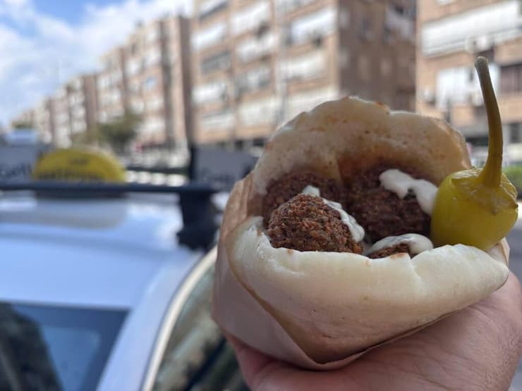 פלאפל הטונשים. מוסד ותיק בבת ים (צילום: קובי רובין) פלאפל הטונשים
