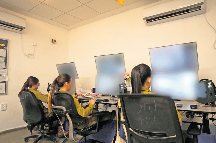 התצפיתניות בחמ"ל (צילום: דובר צה"ל) התצפיתניות בחמ"ל
