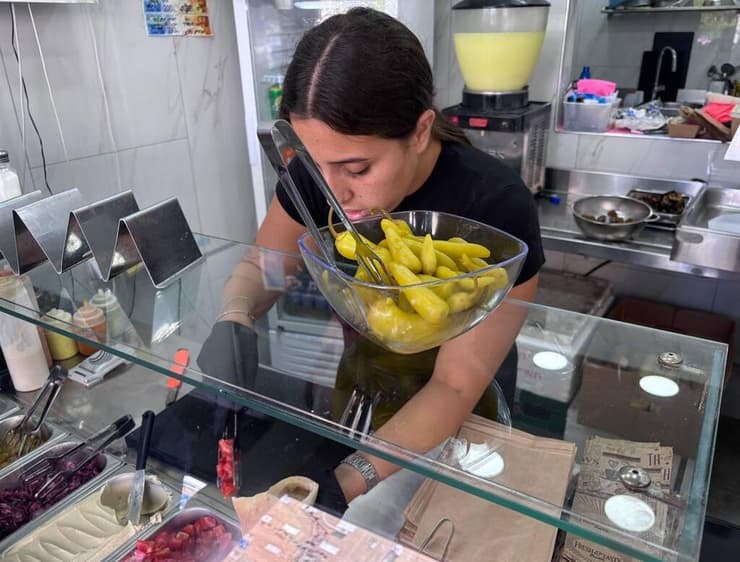 פלאפל הטונשים. הכנת כל פיתה היא אמנות לכל דבר (צילום: קובי רובין) פלאפל הטונשים