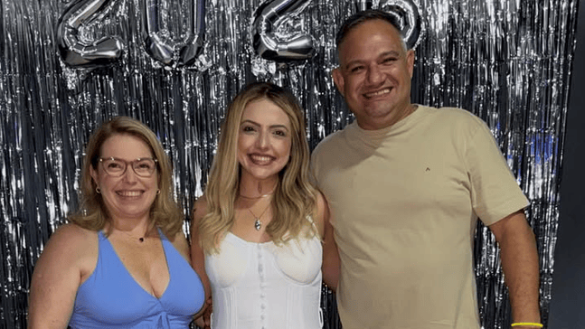 מתו בהפרש של 10 שעות אחת מהשנייה. מריה אליזבט נוגיירה דה סילבה וסיבלה מרקיס לצד אב המשפחה שנותר לבדו (צילום: מתוך האינסטגרם של סיבלה מרקיס) מריה אליזבט נוגיירה דה סילבה וסיבלה מרקיס