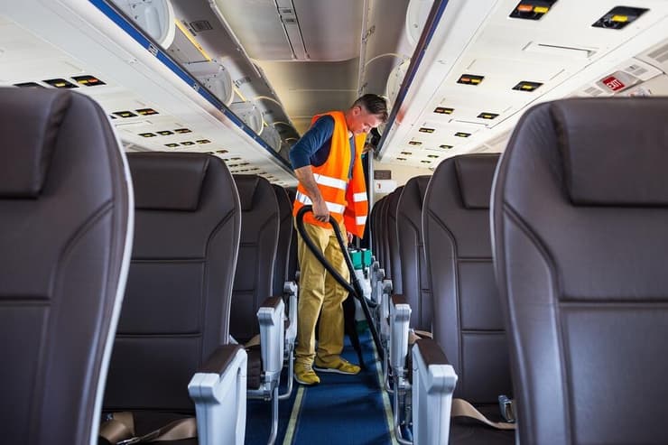 לא רק בישראל הנוסעים משאירים אחריהם לכלוך (צילום: BONDART PHOTOGRAPHY / shutterstock) לא רק בישראל הנוסעים משאירים אחריהם לכלוך