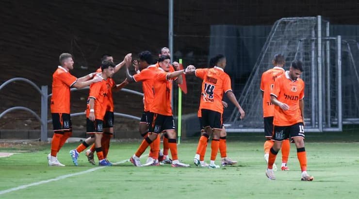 שחקני בני יהודה חוגגים (שחר גרוס) שחקני בני יהודה חוגגים