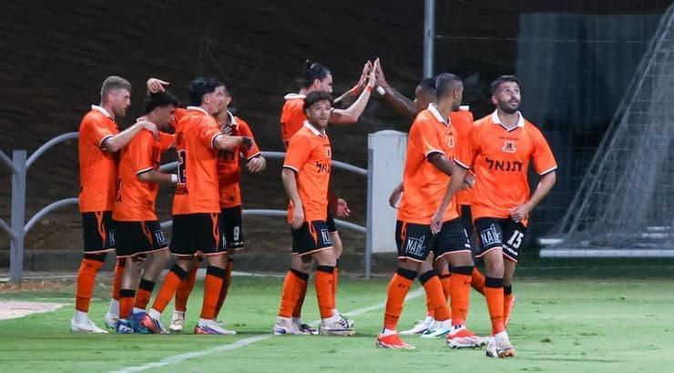 שחקני בני יהודה חוגגים (שחר גרוס) שחקני בני יהודה חוגגים