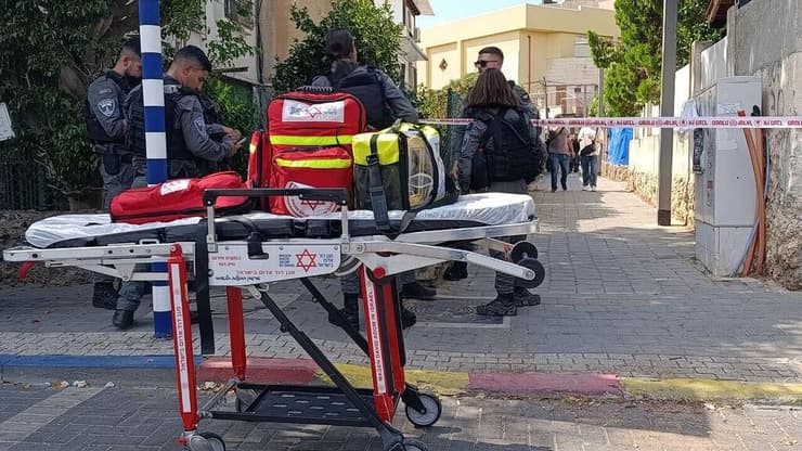הזירה בחולון (צילום: ליאור שרון) נער נפצע מפיצוץ מטען בביתו בחולון