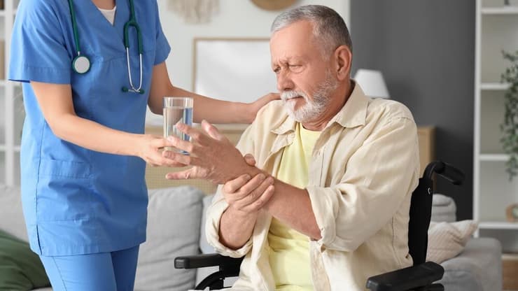 חולה בפרקינסון. אילוסטרציה (צילום: shutterstock) חולה בפרקינסון
