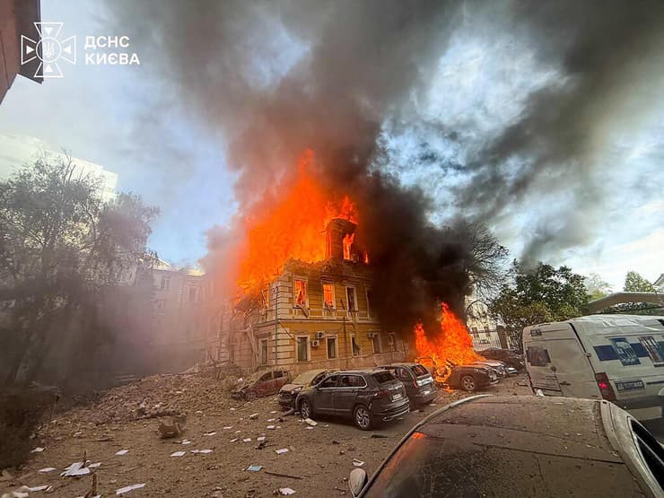 צילום: AFP PHOTO / Ukrainian State Emergency Service / HANDOUT שריפה במבנה האקדמיה הלאומית למדעים ב קייב אוקראינה אחרי מתקפת כטב"ם של רוסיה