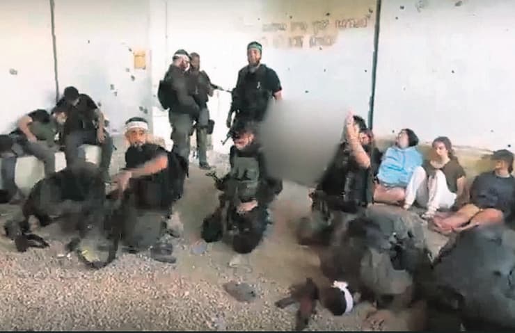 מתוך סרטון החטיפה של התצפיתניות מבסיס נחל עוז (צילום: צילום מסך) מתוך סרטון החטיפה של התצפיתניות מבסיס נחל עוז