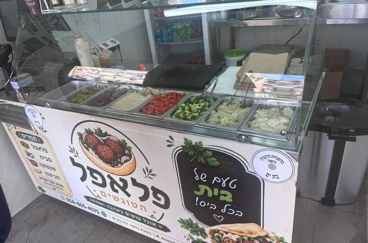 פלאפל הטונשים. שווה להוסיף עוד סלטים לכל פיתה, שלא יהיה יבש חלילה (צילום: קובי רובין) פלאפל הטונשים