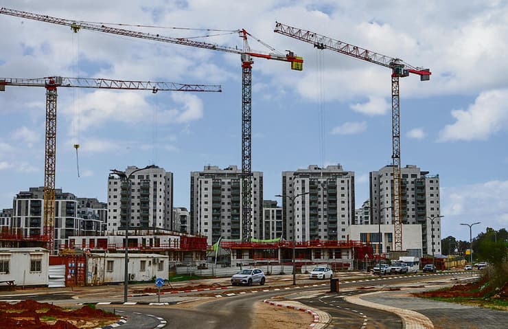 קרקע בחינם? אתר בנייה (צילום: יובל חן) צילום: יובל חן
