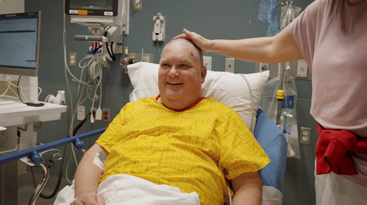 טרי רגעים לפני הניתוח (צילום: Neuralink) שבב של Neuralink הושתל בראשו של טרי