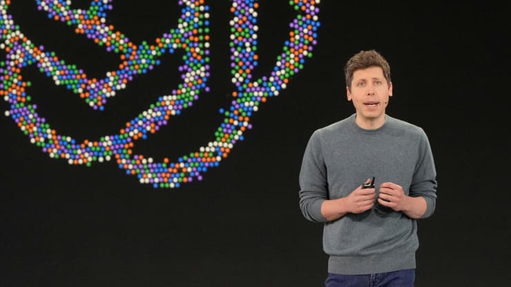 סם אלטמן מנכ"ל OpenAI בכנס המפתחים של החברה (צילום: AP Photo/Jeff Chiu) סם אלטמן מנכ"ל OpenAI בכנס המפתחים של החברה