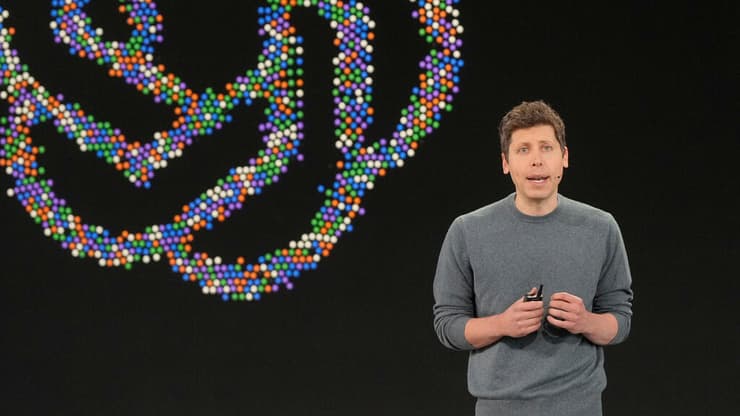 סם אלטמן מנכ"ל OpenAI בכנס המפתחים של החברה (צילום: AP Photo/Jeff Chiu) סם אלטמן מנכ"ל OpenAI בכנס המפתחים של החברה