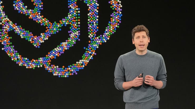 סם אלטמן מנכ"ל OpenAI בכנס המפתחים של החברה (צילום: AP Photo/Jeff Chiu) סם אלטמן מנכ"ל OpenAI בכנס המפתחים של החברה