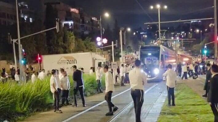 חרדים חוסמים את הרכבת הקלה (צילום: שימוש לפי סעיף 27א' בחוק זכויות יוצרים) הפרות סדר של חרדים בירושלים